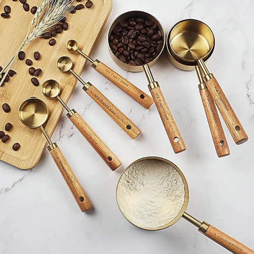 Miniatura 7 de GuDoQi Juego de 8 tazas y cucharas medidoras doradas, mango de madera con medidas métricas y estadounidenses, acero inoxidable premium, acabado