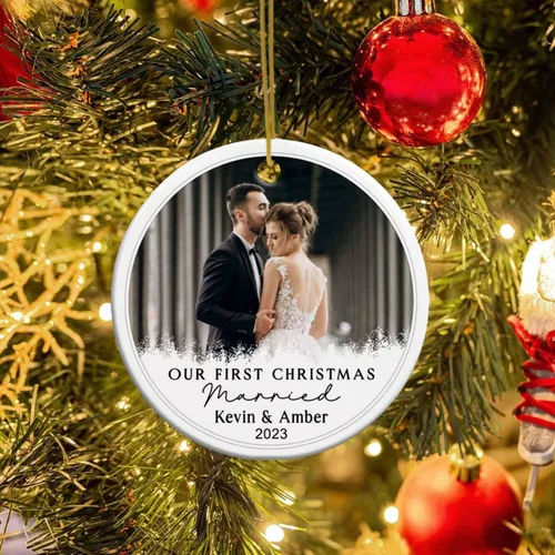 Miniatura 4 de Adorno de cerámica personalizable con texto en inglés «Our First Christmas Married», adorno de Navidad personalizado para el señor y la señora