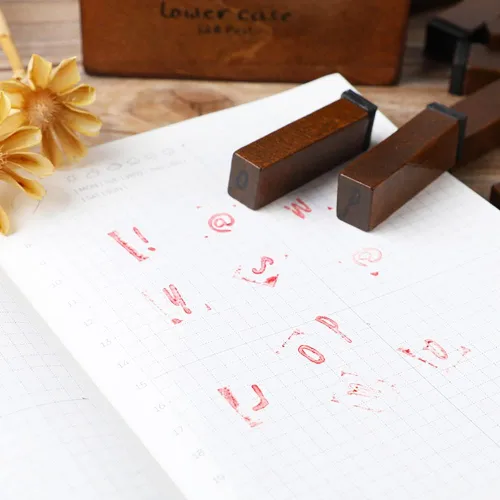 Miniatura 6 de DIYOMR Sellos de letras vintage, sellos de goma de madera, juego de 26 sellos del alfabeto con caja de madera roja antigua vintage para hacer