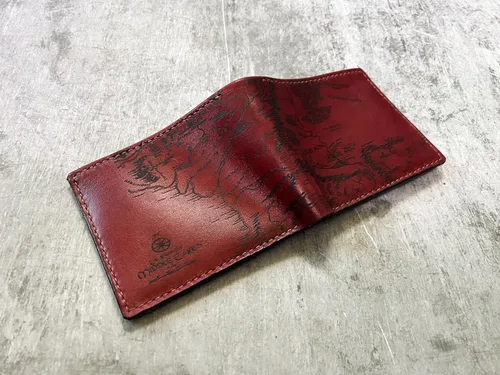 Miniatura 5 de Billetera vintage hecha a mano para hombre – Cuero auténtico plegable con grabado de mapa, regalo personalizable, Castaño, medio, Billetera plegable