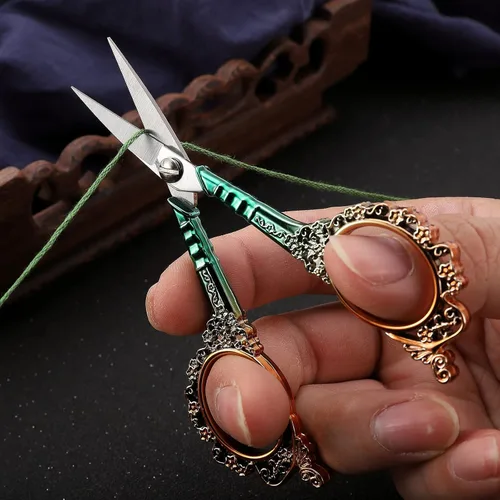 Miniatura 4 de Tijeras de costura afiladas con funda, tijeras de bordado para manualidades, hilo y punto de cruz, herramienta DIY, 4.5 pulgadas, doradas y verdes