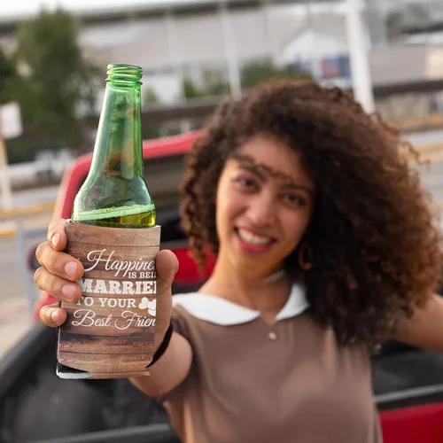 Miniatura 7 de VictoryStore Enfriadores de latas y bebidas: la felicidad es estar casado con tu mejor amigo Enfriadores de latas de boda