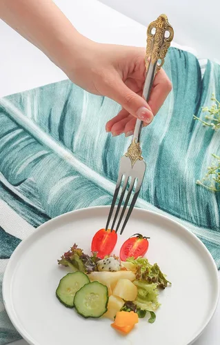 Miniatura 4 de IKXO Retro Royal - Juego de cubiertos de acero inoxidable de grado alimenticio con ribete chapado en oro para reuniones, bodas, fiestas de Navidad