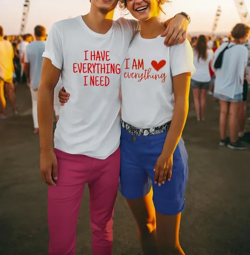 Miniatura 2 de Camiseta para parejas con texto en inglés "I Have Everything I Need I am Everything" para parejas