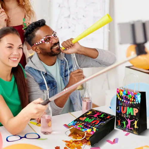 Miniatura 5 de Crtiin 32 bolsas de regalo para trampolín para saltar con temática de salto, bolsas con asas de papel, regalos de fiesta coloridos para niños