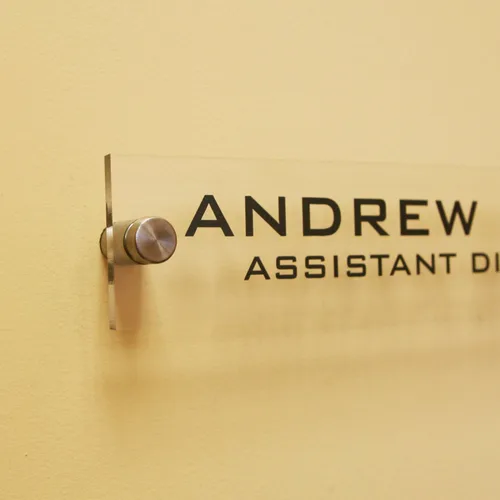 Miniatura 3 de Letrero personalizado de placa de nombre de pared de oficina. Patas modernas de acero inoxidable (transparente transparente)