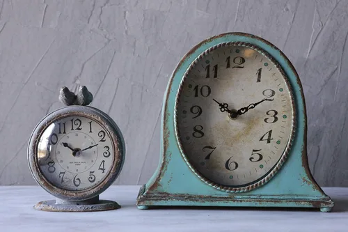 Miniatura 3 de Creative Co-Op Reloj de repisa de metal con acabado aguamarina