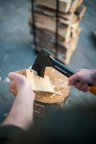 Miniatura 4 de Hacha de cortar Fiskars XS X7, incluye estuche de almacenamiento y transporte, longitud: 35.5 cm, revestimiento antiadherente, hoja de acero de alta