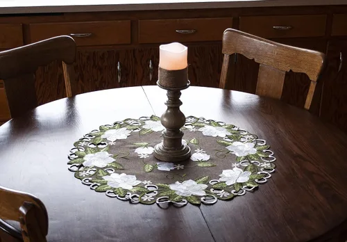Miniatura 3 de Hermoso diseño floral de magnolia blanca y hojas verdes bordadas en lino de poliéster marrón redondo de 23 pulgadas o 33 pulgadas