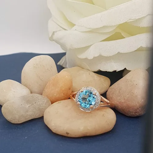 Miniatura 255 de Dazzlingrock Collection Anillo de compromiso redondo de 0.276 in con halo de diamante blanco y vástago dividido para ella en oro macizo de 14