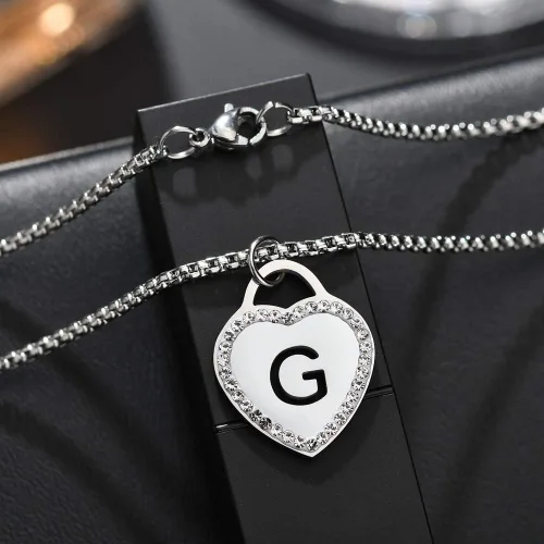 Miniatura 4 de Calis Collar plateado de acero inoxidable para mujer, diseño de corazón con inicial pequeña. Collar para regalar a la novia, 26 letras del alfabeto.