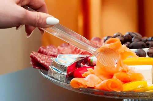 Miniatura 6 de Juego de 4 pinzas pequeñas de plástico para aperitivos, bufé, bodas, catering, postres, azúcar, pasteles e hielo, aptas para lavavajillas, Claro