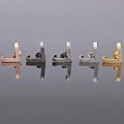Miniatura 7 de Emmanuela - Aretes de aro texturizados en forma de V, plata de ley 925 chapada en oro, estilo minimalista, moderno, sexy, hipoalergénicos y sin