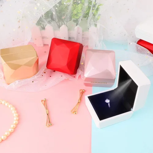 Miniatura 7 de iSuperb Caja de anillo de compromiso cuadrada con caja de luz LED, caja de regalo para propuesta, aniversario de boda (dorado)