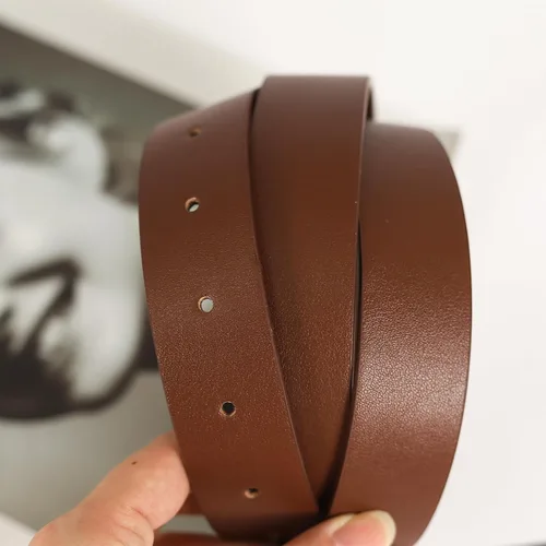 Miniatura 232 de Cinturón de cuero clásico con hebilla de metal para mujer con vestido de jeans