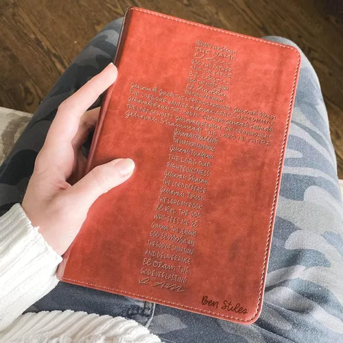 Miniatura 2 de JOY CREATIVE Biblia de estudio estudiantil ESV Personalizado con nombre El diseño personalizado está escrito a mano y grabado con láser Regalo