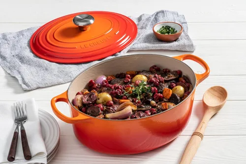 Miniatura 5 de Le Creuset Horno holandés ovalado Signature de hierro fundido esmaltado, 5 cuartos de galón, llama