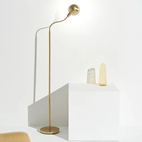 Miniatura 3 de Brightech Regent Lámpara de Pie LED, luz de poste de esquina independiente con cuello de cisne ajustable, lámpara delgada alta y brillante para Latón