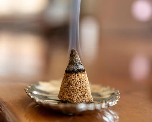 Miniatura 5 de Paquete de 48 conos de Palo Santo con bolsa de almacenamiento, 100% madera pura Palo Santo incienso conos de incienso de madera santa en polvo