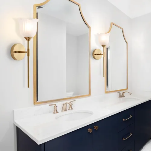 Miniatura 2 de BYOLIIMA Juego de 2 apliques de pared dorados con pantallas de vidrio esmerilado, luminarias modernas de pared para tocador de baño de mediados