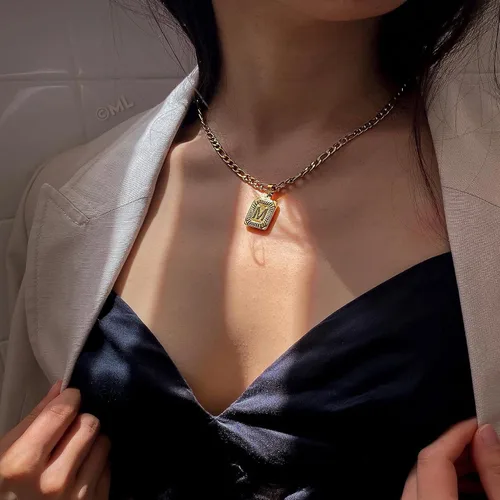 Miniatura 2 de Joycuff - Collar con dije de letra inicial, chapada en oro de 18 quilates, medallón rectangular con alfabeto cuadrado, hecho a mano, de acero