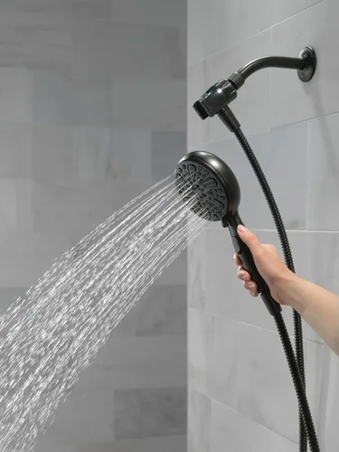 Miniatura 2 de Delta Faucet 75609BL - Cabezal de ducha magnético SureDock de 6 rociadores con rociador de mano, cabezal de ducha negro mate con manguera, cabezales