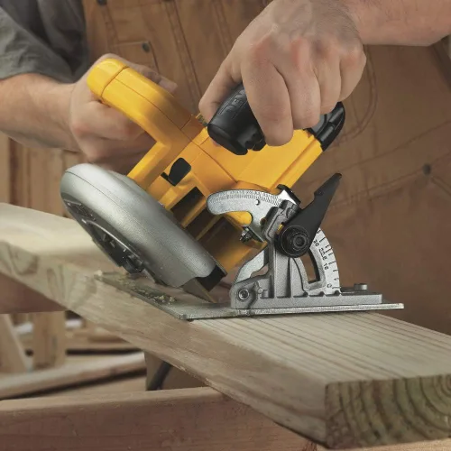 Miniatura 4 de DEWALT Sierra circular de 7 1/4 pulgadas, giratoria con bisel de hasta 57 grados, con cable (DWE575SB)