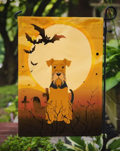 Miniatura 3 de Caroline's Treasures BB4307GF - Bandera de Halloween Airedale para jardín, bandera decorativa para patio exterior, obras de arte de patio, macizos