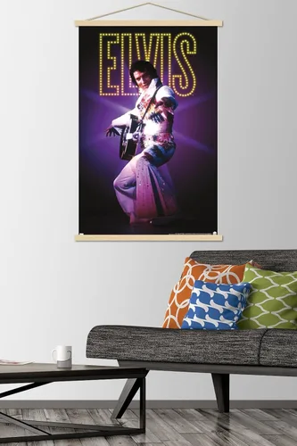 Miniatura 2 de Trends International Elvis Presley - Póster de pared de traje, 22.37 x 34.00 pulgadas, paquete de impresión premium y colgador de madera de haya