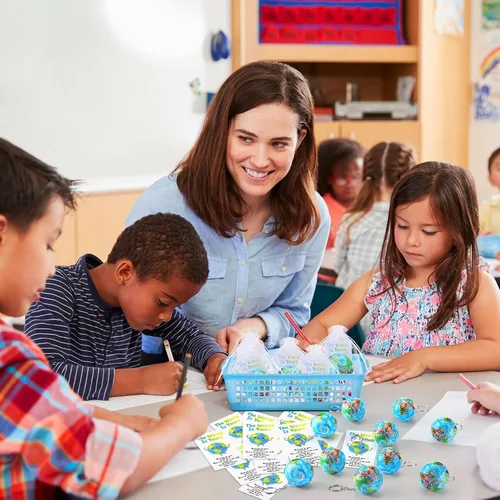 Miniatura 7 de Quelay - Paquete de 24 llaveros con forma de globo de regalo de regreso a clases, juguetes para niños, juguetes de planeta Tierra, incluye bolas