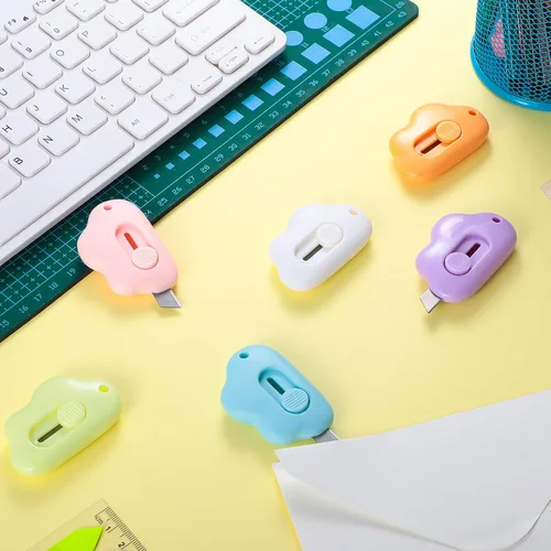 Miniatura 5 de Zonon 6 piezas mini abrecartas retráctil, pequeño y lindo llavero cortador de caja, pequeños cuchillos retráctiles utilitarios abrecartas