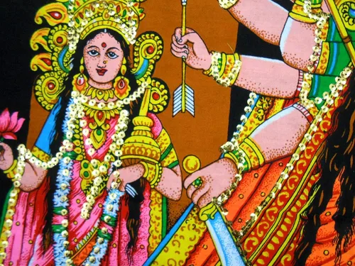 Miniatura 7 de CraftsofIndia® Goddess Durga Killing Mahishasura Sequins sitara - Pintura de algodón para colgar en la pared, tamaño 43 x 30 pulgadas