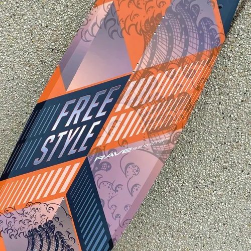 Miniatura 2 de RAVE Sports Paquete de wakeboard y fijaciones de estilo libre con botas Striker Naranja