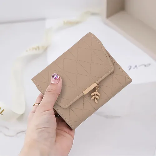 Miniatura 54 de UTO - Cartera pequeña RFID de piel sintética con dije de hoja, cierre de cremallera y tarjetero.