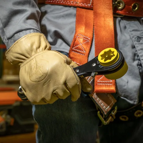 Miniatura 5 de Klein Tools KT155T Llave de trinquete 6 en 1 para electricista con diseño de perno pasante y casquillo amarillo brillante
