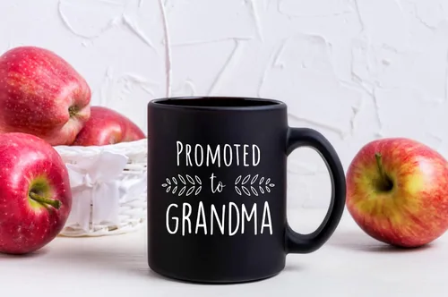 Miniatura 2 de Anuncio de embarazo para abuelos - Tazas de café negras de 11 onzas con texto en inglés "Grandma To Be & Grandpa to Be", idea de revelación