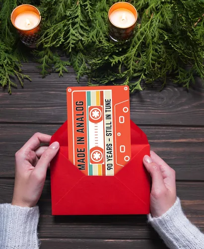 Miniatura 4 de Tarjeta de cumpleaños 90 – Diseño retro de cinta de casete – Hecho en analógico, todavía en sintonía – Regalos de 90 años para él o ella – Tarjeta