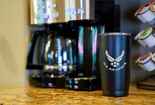 Miniatura 3 de Military Gift Shop - Vaso de 20 onzas de la Fuerza Aérea, taza de café de acero inoxidable de doble pared con tapa Regalos de la Fuerza Aérea