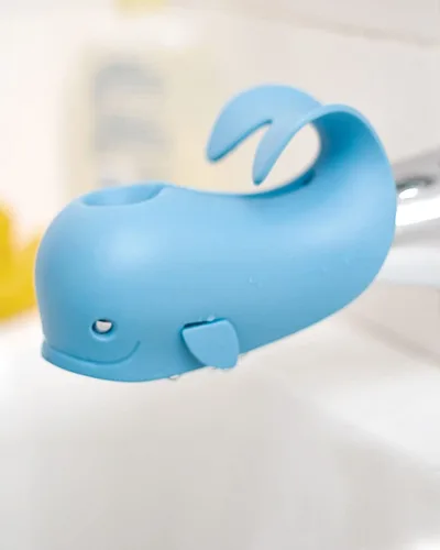 Miniatura 7 de Skip Hop Cubierta para boquilla de baño para bebé, ajuste universal, color azul MOBY Moby Azul