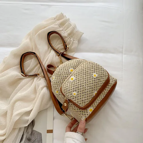 Miniatura 7 de OWGSEE Mochila de paja de ganchillo tejida a mano de moda de verano para mujer, Caqui