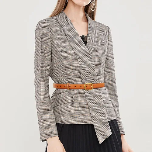 Miniatura 401 de Cinturón de cuero clásico con hebilla de metal para mujer con vestido de jeans