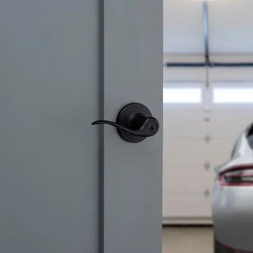 Miniatura 2 de Kwikset Tustin - Manija de puerta de entrada con cerradura y llave, palanca exterior reversible con cerradura segura, para entrada principal