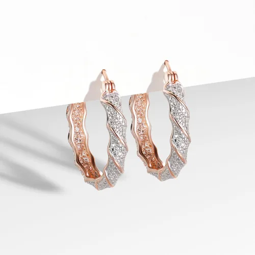 Miniatura 6 de Amazon Essentials Pendientes de aro trenzados de bronce chapado con diamantes (anteriormente colección Amazon)