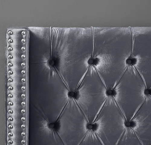 Miniatura 8 de Meridian Furniture – Cama con respaldo de terciopelo abotonado, Aiden-Q-Aiden, con recortes cromados con forma de cabezal de clavos y patas Gris