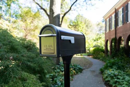 Miniatura 2 de Architectural Mailboxes Chadwick Buzón de correo de montaje en poste de acero galvanizado, 8950B-10, color negro, capacidad media