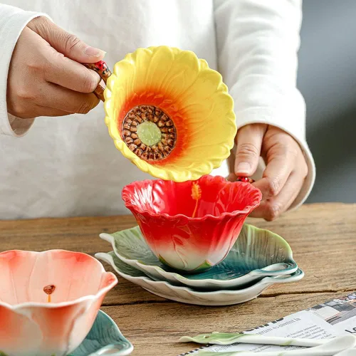 Miniatura 2 de WAYUTO Juego de taza de café y platillo de cerámica 3D con cuchara, hoja de flor, taza de café, taza de té con mango decorativo, tazas florales Rosa