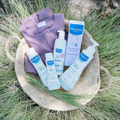 Miniatura 11 de Mustela Set de regalo para recién nacidos, productos esenciales para el cuidado de la piel y el baño para bebés, natural y a base de plantas, juego