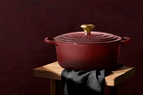 Miniatura 6 de Le Creuset Horno holandés redondo Signature de hierro fundido esmaltado, 4.5 cuartos de galón., Granate Granates