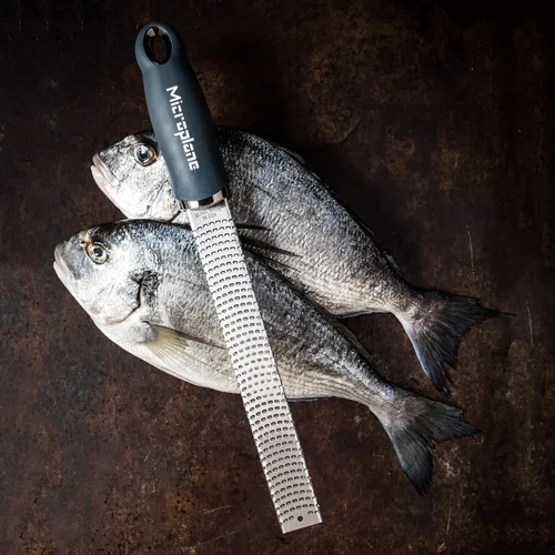 Miniatura 7 de Microplane Rallador Zester Premium en After Dark Gray Herramienta ralladora de limón, rallador de queso duro y verduras Para cítricos, queso