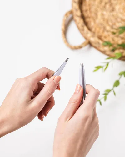 Miniatura 5 de Amazon Basics Pinzas de cejas de precisión para depilación fina, acero inoxidable, paquete de 2